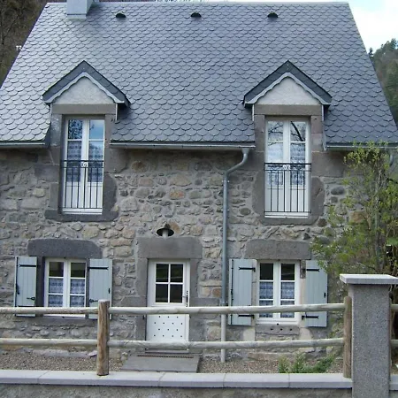Gite Chambon-Sur-Lac, 3 Pieces, 6 Personnes - Fr-1-630-132 * Chambon-sur-Lac